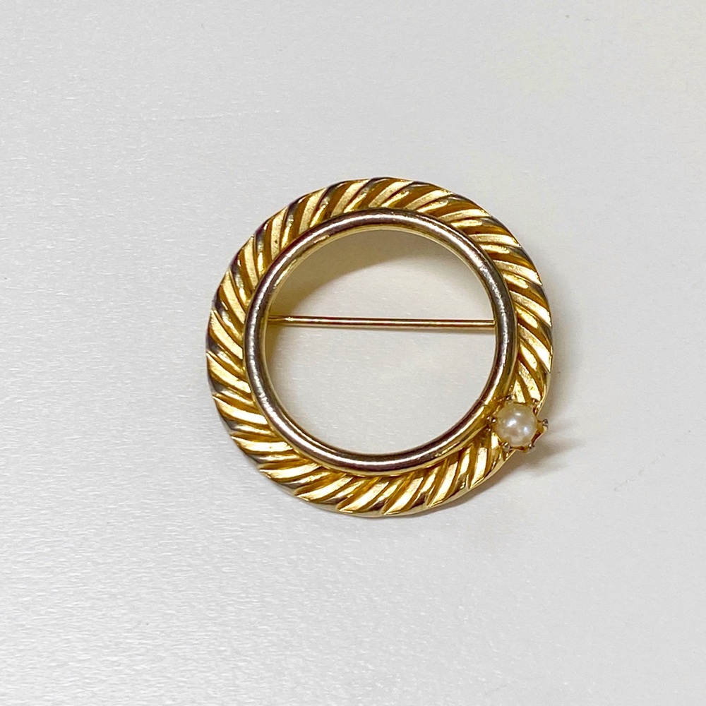 Vintage Ladies Gold Tone Faux Pearl Brooch Pin